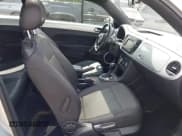 ✅ 2013 Volkswagen Beetle 2.5L • VIN: 3VWJX7AT5DM654445 • Lot: 42450363. Wystawiony na IAAI z przebiegiem 97 161 mil. Bezpłatny archiwum sprzedaży aukcyjnych z USA i szczegółowy raport historii pojazdu na DreamBid. Zdjęcie 5.