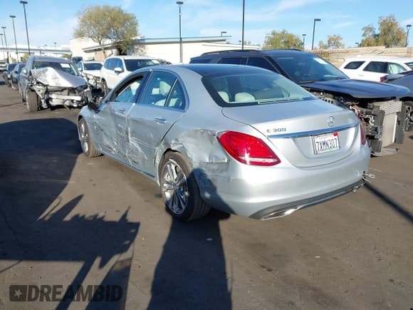 ✅ 2017 Mercedes-Benz C 300 • VIN: 55SWF4JB4HU208779 • Лот: 43576935. Опубликован ранее на IAAI с пробегом 50 245 миль. Бесплатный доступ к архиву аукционных продаж из США и подробный отчёт об истории автомобиля на DreamBid. Изображение 3.