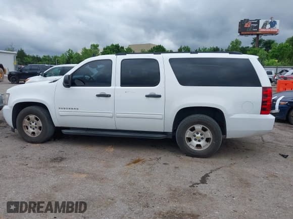 ✅ 2010 Chevrolet Suburban LS • VIN: 1GNUCHE09AR200640 • Lot: 42326053. Listed on IAAI with 218,327 mi. Free auction sales archive from the USA and detailed vehicle history report at DreamBid. Image 14.