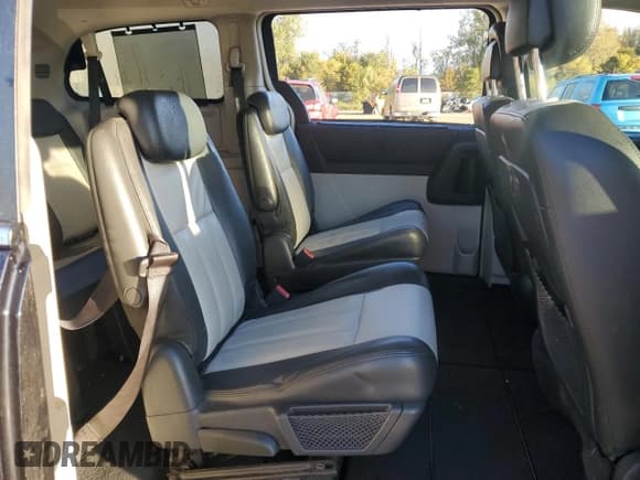 ✅ 2010 Chrysler Town & Country Touring Plus • VIN: 2A4RR8DX1AR442127 • Lot: 82341335. Wystawiony na Copart z przebiegiem 225 482 mil. Bezpłatny archiwum sprzedaży aukcyjnych z USA i szczegółowy raport historii pojazdu na DreamBid. Zdjęcie 11.