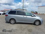 ✅ 2017 Toyota Sienna XLE Auto Access Seat • VIN: 5TDYZ3DCXHS878865 • Lot: 43404452. Wystawiony na IAAI z przebiegiem 175 131 mil. Bezpłatny archiwum sprzedaży aukcyjnych z USA i szczegółowy raport historii pojazdu na DreamBid. Zdjęcie 6.