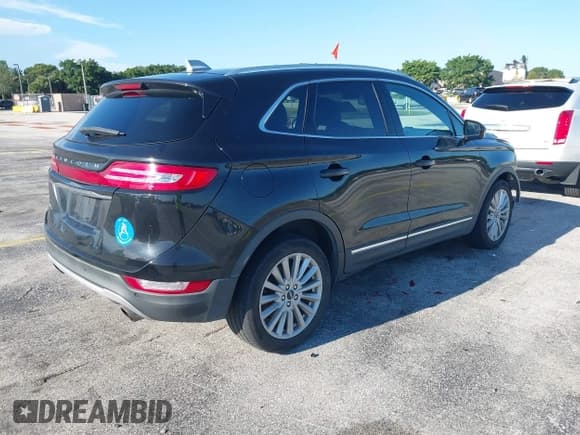 ✅ 2019 Lincoln MKC Standard • VIN: 5LMCJ1C96KUL03573 • Lot: 43224437. Wystawiony na IAAI z przebiegiem 124 787 mil. Bezpłatny archiwum sprzedaży aukcyjnych z USA i szczegółowy raport historii pojazdu na DreamBid. Zdjęcie 4.