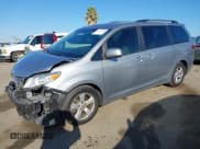 ✅ 2016 Toyota Sienna LE AAS • VIN: 5TDKK3DC4GS736844 • Lot: 43379600. Wystawiony na IAAI z przebiegiem 95 680 mil. Bezpłatny archiwum sprzedaży aukcyjnych z USA i szczegółowy raport historii pojazdu na DreamBid. Zdjęcie 2.