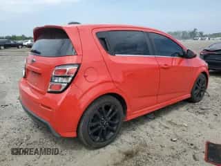 2018 Chevrolet Sonic LT z VIN 1G1JD6SB5J4110636, wystawiony jako Copart lot #69336664 z przebiegiem 64 306 mil mil oraz Szkoda całkowita • Salvage title. Historia ofert i sprzedaży dostępna na DreamBid. Obrazek 3.