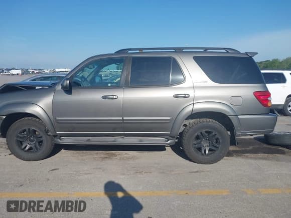 ✅ 2003 Toyota Sequoia Limited • VIN: 5TDBT48A23S153811 • Lot: 42668172. Listed on IAAI with 318,770 mi. Free auction sales archive from the USA and detailed vehicle history report at DreamBid. Image 14.