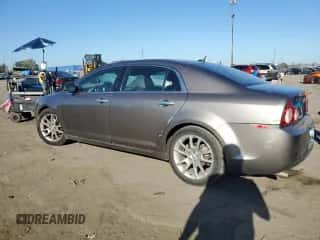 2011 Chevrolet Malibu LTZ z VIN 1G1ZE5E12BF323529, wystawiony jako Copart lot #81917835 z przebiegiem 67 482 mil mil oraz Czysty tytuł • Clean title. Historia ofert i sprzedaży dostępna na DreamBid. Obrazek 2.