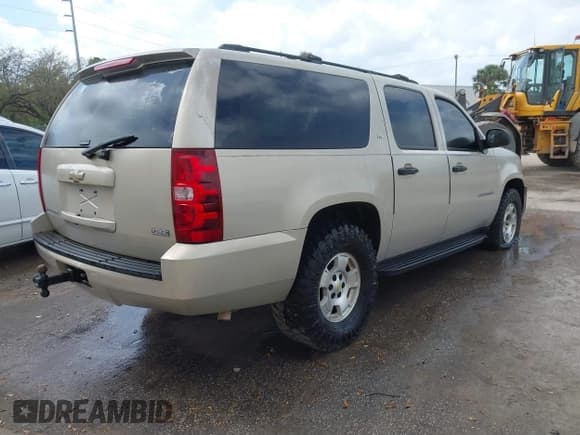 ✅ 2009 Chevrolet Suburban LS • VIN: 1GNFC16069R191034 • Lot: 41583684. Listed on IAAI with 195,900 mi. Free auction sales archive from the USA and detailed vehicle history report at DreamBid. Image 4.