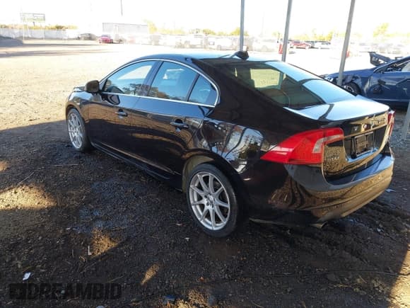 ✅ 2011 Volvo S60 • VIN: YV1902FH0B2000730 • Lot: 43543784. Listed on IAAI with 153,765 mi. Free auction sales archive from the USA and detailed vehicle history report at DreamBid. Image 3.