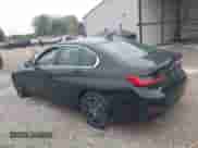 2020 BMW 3 Series 330i xDrive z VIN 3MW5R7J03L8B19154, wystawiony jako IAAI lot #43118571 z przebiegiem 32 086 mil mil oraz . Historia ofert i sprzedaży dostępna na DreamBid. Obrazek 3.