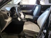 ✅ 2025 Hyundai Venue SEL • VIN: KMHRC8A35SU354013 • Лот: 91223075. Опубликован ранее на Copart с пробегом 18 632 миль. Бесплатный доступ к архиву аукционных продаж из США и подробный отчёт об истории автомобиля на DreamBid. Изображение 7.