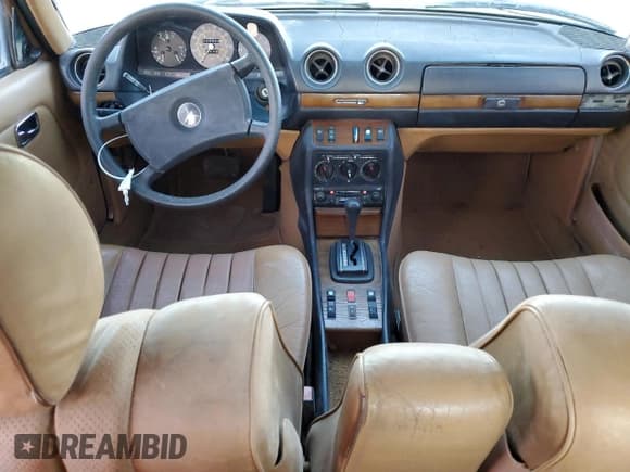 ✅ 1982 Mercedes-Benz 240 • VIN: WDBAB23A0CB337385 • Lot: 48436205. Wystawiony na Copart z przebiegiem 199 900 mil. Bezpłatny archiwum sprzedaży aukcyjnych z USA i szczegółowy raport historii pojazdu na DreamBid. Zdjęcie 8.