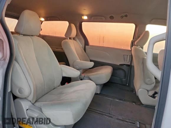 ✅ 2014 Toyota Sienna L • VIN: 5TDZK3DC2ES515920 • Лот: 90667815. Опубликован ранее на Copart с пробегом 126 528 миль. Бесплатный доступ к архиву аукционных продаж из США и подробный отчёт об истории автомобиля на DreamBid. Изображение 11.