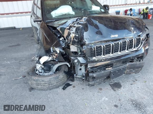 ✅ 2024 Jeep Grand Cherokee Limited • VIN: 1C4RJKBG7R8618604 • Lot: 43194790. Listed on IAAI with 4,873 mi. Free auction sales archive from the USA and detailed vehicle history report at DreamBid. Image 6.