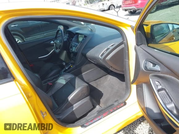 ✅ 2015 Ford Focus ST • VIN: 1FADP3L97FL358170 • Lot: 42217585. Wystawiony na IAAI z przebiegiem 121 319 mil. Bezpłatny archiwum sprzedaży aukcyjnych z USA i szczegółowy raport historii pojazdu na DreamBid. Zdjęcie 5.