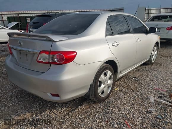 ✅ 2012 Toyota Corolla LE • VIN: 2T1BU4EE2CC802326 • Lot: 43452704. Wystawiony na IAAI z przebiegiem 241 525 mil. Bezpłatny archiwum sprzedaży aukcyjnych z USA i szczegółowy raport historii pojazdu na DreamBid. Zdjęcie 4.