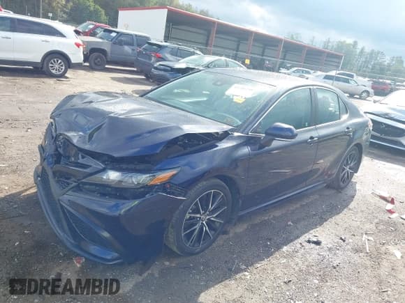✅ 2022 Toyota Camry SE • VIN: 4T1G11BK5NU055796 • Lot: 43286298. Wystawiony na IAAI z przebiegiem 71 417 mil. Bezpłatny archiwum sprzedaży aukcyjnych z USA i szczegółowy raport historii pojazdu na DreamBid. Zdjęcie 2.