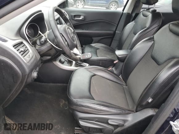 ✅ 2020 Jeep Compass Latitude • VIN: 3C4NJDBB0LT155289 • Lot: 87467495. Wystawiony na Copart z przebiegiem 93 109 mil. Bezpłatny archiwum sprzedaży aukcyjnych z USA i szczegółowy raport historii pojazdu na DreamBid. Zdjęcie 7.