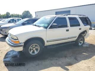 2001 Chevrolet Blazer LS z VIN 1GNCS13W91K262044, wystawiony jako Copart lot #61214774 z przebiegiem Nie podano mil oraz Szkoda całkowita • Salvage title. Historia ofert i sprzedaży dostępna na DreamBid. Obrazek 1.