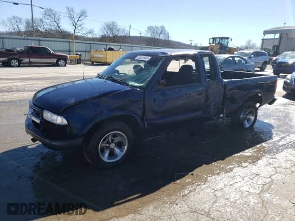 2003 Chevrolet S-10 z VIN 1GCCS19H238173885, wystawiony jako Copart lot #43588694 z przebiegiem 134 550 mil mil oraz Szkoda całkowita • Salvage title. Historia ofert i sprzedaży dostępna na DreamBid. Obrazek 1.