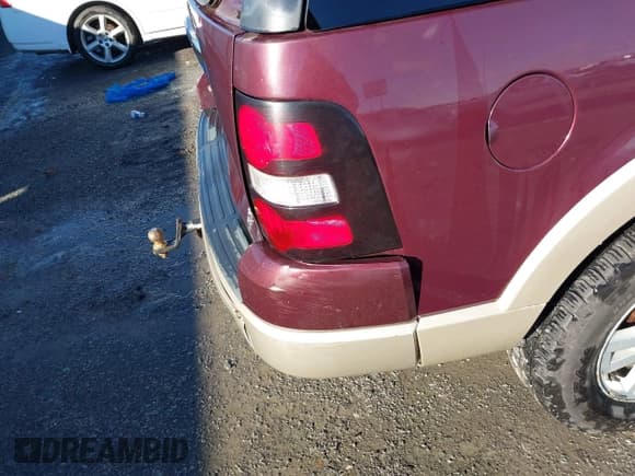 ✅ 2006 Ford Explorer Eddie Bauer • VIN: 1FMEU64876ZA09405 • Lot: 41198946. Wystawiony na IAAI z przebiegiem 219 980 mil. Bezpłatny archiwum sprzedaży aukcyjnych z USA i szczegółowy raport historii pojazdu na DreamBid. Zdjęcie 17.