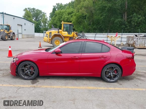 ✅ 2018 Alfa Romeo Giulia Ti Sport • VIN: ZARFAEEN1J7567230 • Lot: 42557668. Listed on IAAI with 54,363 mi. Free auction sales archive from the USA and detailed vehicle history report at DreamBid. Image 14.
