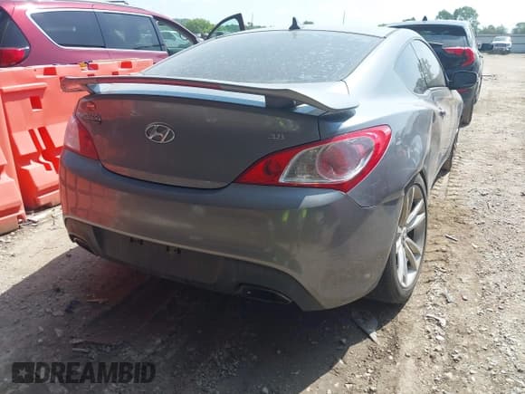 ✅ 2010 Hyundai Genesis Coupe Track • VIN: KMHHU6KHXAU004110 • Lot: 42754734. Wystawiony na IAAI z przebiegiem 176 668 mil. Bezpłatny archiwum sprzedaży aukcyjnych z USA i szczegółowy raport historii pojazdu na DreamBid. Zdjęcie 4.