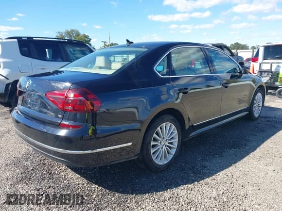 ✅ 2017 Volkswagen Passat SE • VIN: 1VWBT7A35HC011116 • Lot: 43559854. Wystawiony na IAAI z przebiegiem 86 748 mil. Bezpłatny archiwum sprzedaży aukcyjnych z USA i szczegółowy raport historii pojazdu na DreamBid. Zdjęcie 4.