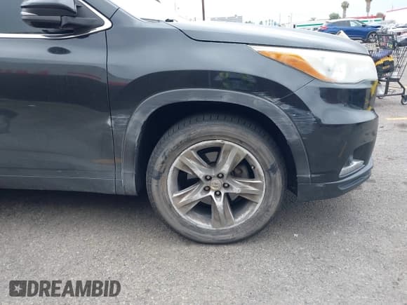 ✅ 2014 Toyota Highlander Limited • VIN: 5TDYKRFHXES015138 • Lot: 42421746. Wystawiony na IAAI z przebiegiem 130 223 mil. Bezpłatny archiwum sprzedaży aukcyjnych z USA i szczegółowy raport historii pojazdu na DreamBid. Zdjęcie 6.