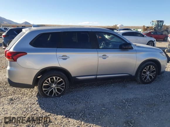 ✅ 2018 Mitsubishi Outlander ES • VIN: JA4AZ3A38JZ040077 • Lot: 91660725. Listed on Copart with 102,471 mi. Free auction sales archive from the USA and detailed vehicle history report at DreamBid. Image 3.