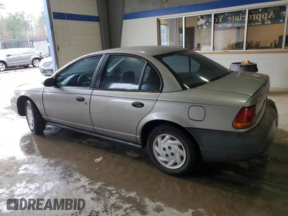 1998 Saturn SL z VIN 1G8ZF5285WZ204569, wystawiony jako Copart lot #43624765 z przebiegiem 318 544 mil mil oraz Szkoda całkowita • Salvage title. Historia ofert i sprzedaży dostępna na DreamBid. Obrazek 2.
