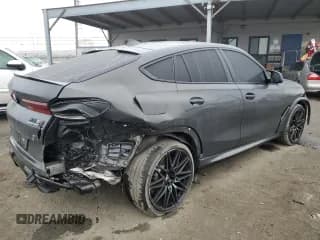 ✅ 2022 BMW X6 M • VIN: 5YMCY0C00N9N23904 • Lot: 86848174. Wystawiony na Copart z przebiegiem 28 675 mil. Bezpłatny archiwum sprzedaży aukcyjnych z USA i szczegółowy raport historii pojazdu na DreamBid. Zdjęcie 3.