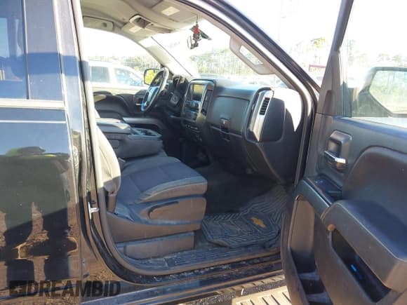 ✅ 2018 Chevrolet Silverado 1500 LT • VIN: 1GCRCREC7JZ141635 • Lot: 43682102. Wystawiony na IAAI z przebiegiem 150 756 mil. Bezpłatny archiwum sprzedaży aukcyjnych z USA i szczegółowy raport historii pojazdu na DreamBid. Zdjęcie 5.