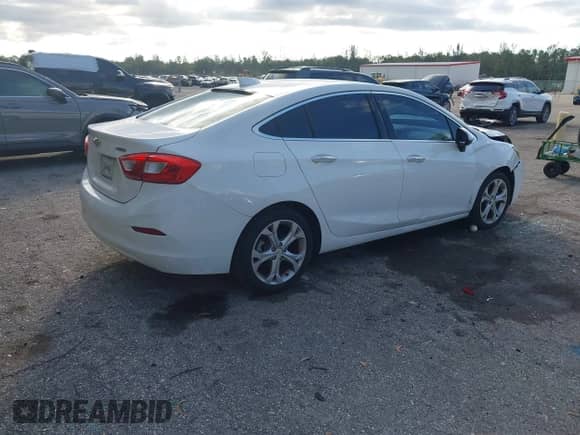 2017 Chevrolet Cruze Premier z VIN 1G1BF5SM8H7267631, wystawiony jako IAAI lot #43521640 z przebiegiem 111 180 mil mil oraz . Historia ofert i sprzedaży dostępna na DreamBid. Obrazek 4.