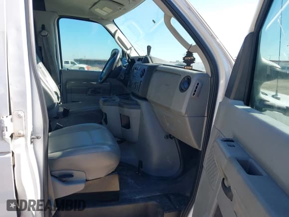 ✅ 2013 Ford Econoline Cargo Commercial • VIN: 1FTNE1EWXDDB31705 • Lot: 43899797. Wystawiony na IAAI z przebiegiem 185 781 mil. Bezpłatny archiwum sprzedaży aukcyjnych z USA i szczegółowy raport historii pojazdu na DreamBid. Zdjęcie 5.