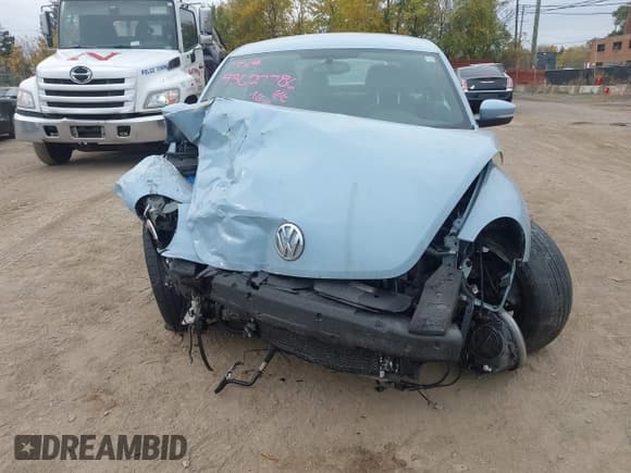 ✅ 2013 Volkswagen Beetle 2.5L • VIN: 3VWJP7AT4DM656381 • Lot: 43627786. Listed on IAAI with 141,093 mi. Free auction sales archive from the USA and detailed vehicle history report at DreamBid. Image 12.