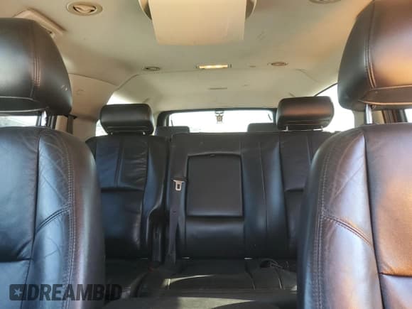 ✅ 2010 Chevrolet Suburban LT • VIN: 1GNUKJE39AR237515 • Lot: 72458554. Wystawiony na Copart z przebiegiem 172 949 mil. Bezpłatny archiwum sprzedaży aukcyjnych z USA i szczegółowy raport historii pojazdu na DreamBid. Zdjęcie 10.