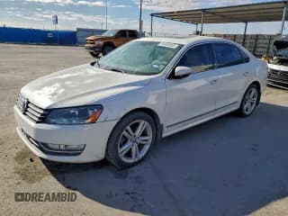 ✅ 2012 Volkswagen Passat SEL Premium • VIN: 1VWCN7A3XCC031899 • Лот: 94658405. Опубликован ранее на Copart с пробегом 145 593 миль. Бесплатный доступ к архиву аукционных продаж из США и подробный отчёт об истории автомобиля на DreamBid. Изображение 1.