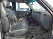 2002 Chevrolet Silverado 1500 z VIN 1GCEC19VX2E162662, wystawiony jako Copart lot #43749265 z przebiegiem 191 926 mil mil oraz Szkoda całkowita • Salvage title. Historia ofert i sprzedaży dostępna na DreamBid. Obrazek 7.