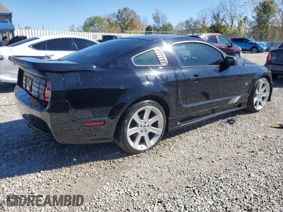 ✅ 2006 Ford Mustang GT Deluxe • VIN: 1ZVFT82H865199147 • Lot: 86296935. Wystawiony na Copart z przebiegiem 128 975 mil. Bezpłatny archiwum sprzedaży aukcyjnych z USA i szczegółowy raport historii pojazdu na DreamBid. Zdjęcie 3.
