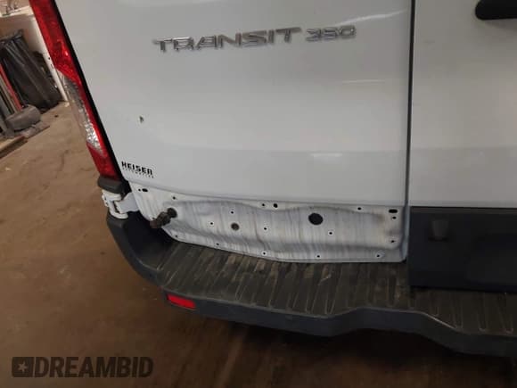 ✅ 2017 Ford Transit XL • VIN: 1FBZX2YM7HKA63901 • Lot: 42086462. Wystawiony na IAAI z przebiegiem 143 989 mil. Bezpłatny archiwum sprzedaży aukcyjnych z USA i szczegółowy raport historii pojazdu na DreamBid. Zdjęcie 6.