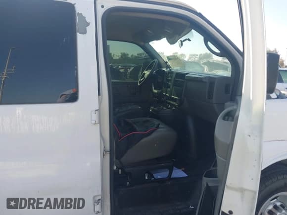 ✅ 2005 Chevrolet Express Cargo • VIN: 1GCGG25V851156671 • Lot: 43833847. Wystawiony na IAAI z przebiegiem 158 231 mil. Bezpłatny archiwum sprzedaży aukcyjnych z USA i szczegółowy raport historii pojazdu na DreamBid. Zdjęcie 5.