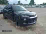 2023 Chevrolet TrailBlazer RS z VIN KL79MTSL4PB125521, wystawiony jako IAAI lot #42979358 z przebiegiem 80 834 mil mil oraz . Historia ofert i sprzedaży dostępna na DreamBid. Obrazek 1.