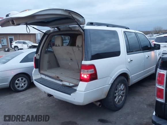 ✅ 2013 Ford Expedition XLT • VIN: 1FMJU1J50DEF30773 • Lot: 40969982. Listed on IAAI with 230,371 mi. Free auction sales archive from the USA and detailed vehicle history report at DreamBid. Image 4.