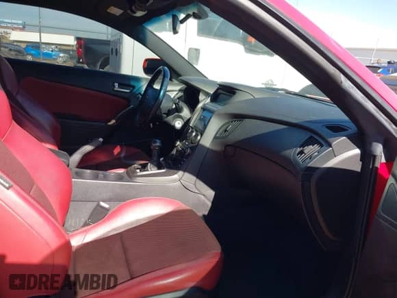 2013 Hyundai Genesis Coupe Track z VIN KMHHU6KJ3DU084938, wystawiony jako IAAI lot #43627084 z przebiegiem 94 580 mil mil oraz . Historia ofert i sprzedaży dostępna na DreamBid. Obrazek 5.