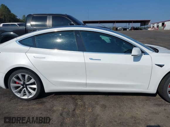 ✅ 2018 Tesla Model 3 Long Range Battery • VIN: 5YJ3E1EAXJF025089 • Lot: 43276582. Wystawiony na IAAI z przebiegiem Nie podano. Bezpłatny archiwum sprzedaży aukcyjnych z USA i szczegółowy raport historii pojazdu na DreamBid. Zdjęcie 14.