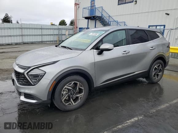 ✅ 2024 Kia Sportage LX • VIN: KNDPU3DFXR7285104 • Лот: 86306975. Опубликован ранее на Copart с пробегом 43 964 миль. Бесплатный доступ к архиву аукционных продаж из США и подробный отчёт об истории автомобиля на DreamBid. Изображение 1.