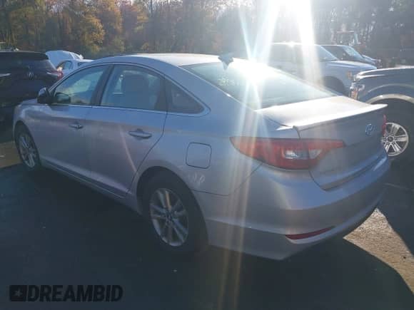 2015 Hyundai Sonata SE z VIN 5NPE24AF9FH170296, wystawiony jako IAAI lot #43568395 z przebiegiem 98 444 mil mil oraz . Historia ofert i sprzedaży dostępna na DreamBid. Obrazek 3.