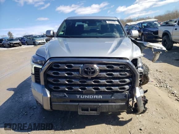 ✅ 2022 Toyota Tundra Platinum • VIN: 5TFNA5DB3NX028580 • Lot: 45586245. Wystawiony na Copart z przebiegiem 26 381 mil. Bezpłatny archiwum sprzedaży aukcyjnych z USA i szczegółowy raport historii pojazdu na DreamBid. Zdjęcie 5.