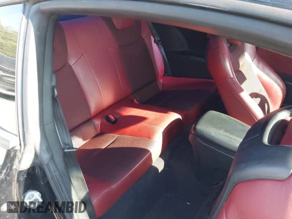 ✅ 2013 Hyundai Genesis Coupe Grand Touring • VIN: KMHHU6KJ3DU105819 • Lot: 42989655. Wystawiony na IAAI z przebiegiem 74 031 mil. Bezpłatny archiwum sprzedaży aukcyjnych z USA i szczegółowy raport historii pojazdu na DreamBid. Zdjęcie 8.