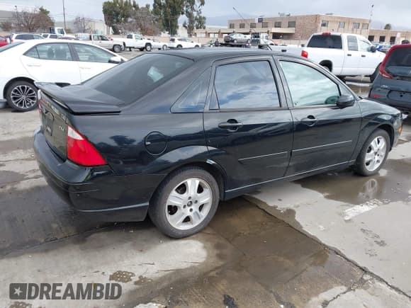 ✅ 2005 Ford Focus ST • VIN: 1FAHP38Z75W201732 • Lot: 41593014. Wystawiony na IAAI z przebiegiem 165 305 mil. Bezpłatny archiwum sprzedaży aukcyjnych z USA i szczegółowy raport historii pojazdu na DreamBid. Zdjęcie 4.